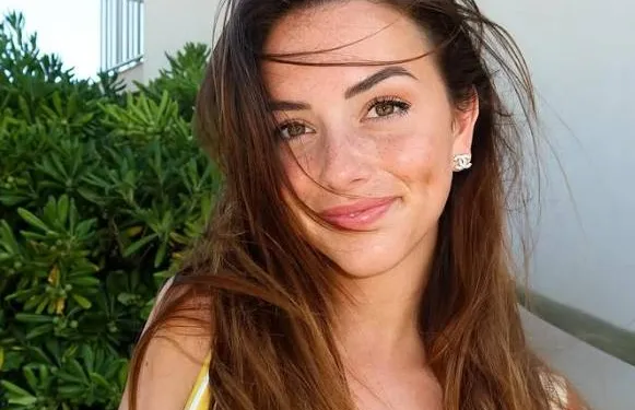 'Grappigste vrouw van België' (en bloedhete) Shauna Dewit zet haar 'kroonjuwelen' in de etalage (foto's)