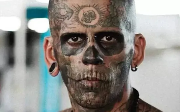 Man die 95% van zijn lichaam liet tatoeëren onthult hoe hij eruitziet nadat hij zijn tattoos heeft laten verwijderen