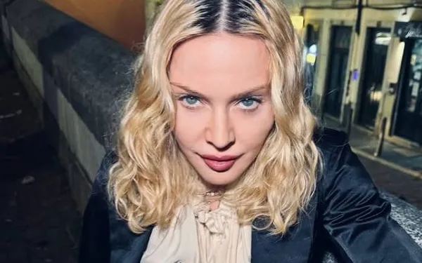 Madonna zoekt ambras met de Insta-politie door de topjes van haar melkheuvels te tonen (foto's)