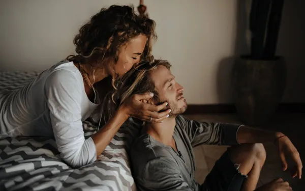Lies (24) weet dat haar man Sander (26) het doet met andere venten, en toch vindt ze dat niet erg: "Er is één goede reden voor..."