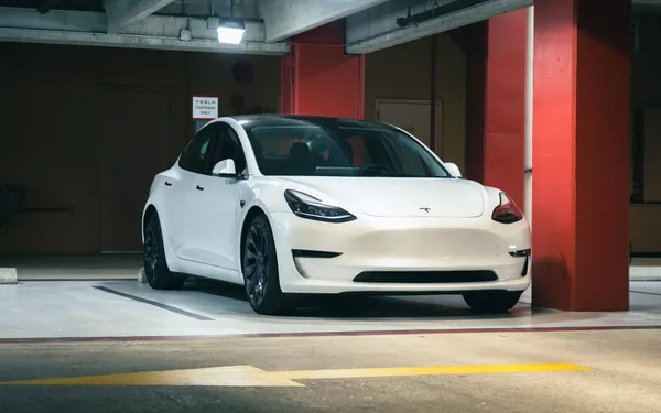 Weer een klap voor Elon Musk: belangrijke feature van Tesla dreigt geband te worden na veiligheidsproblemen