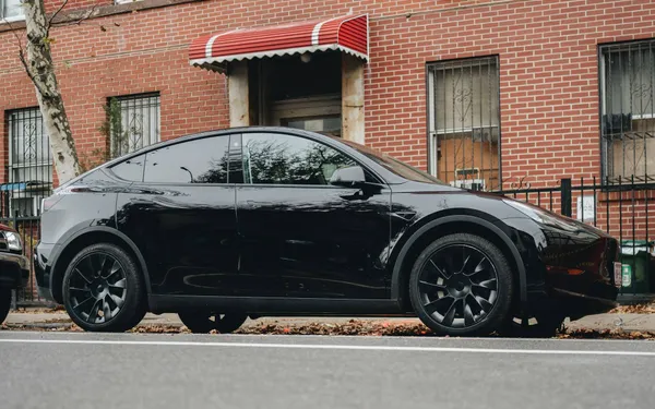 Vrouw die al twee jaar een Tesla Model Y bezit, legt uit waarom het de 'slechtste financiële beslissing in haar leven' is