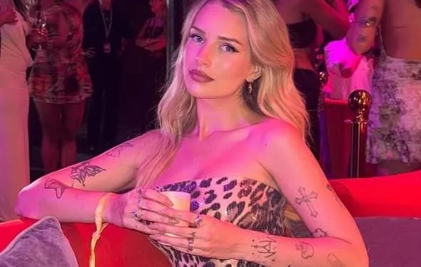 Kate wie? Lottie Moss steelt de show in een pikante doorschijnende jurk: "Je ziet wel erg veel vlees!"