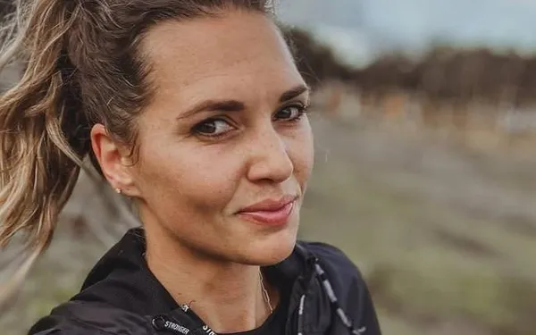Hallo kroket! Ine Beyen maakt zich helemaal nat en showt al haar rondingen in een wetsuit (foto's)
