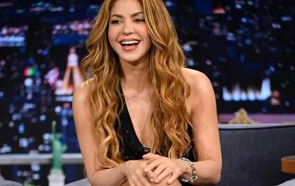 Dat zal pikken bij Piqué: Shakira pakt stevig uit met gepeperde bikinifoto's!