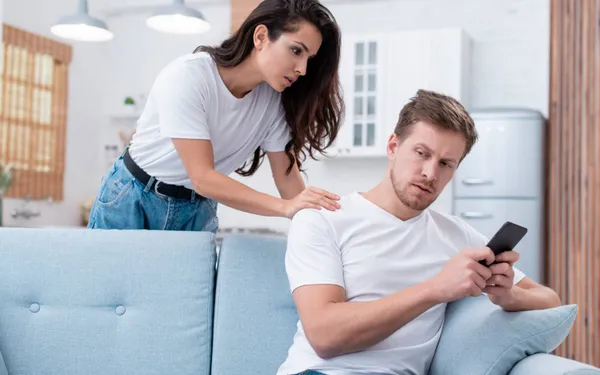 Privédetective onthult het ene ding dat je moet doen om te ontdekken of je partner vreemdgaat: "Zo simpel is het..."