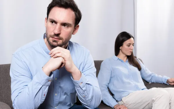 Man wil zijn huwelijk afblazen omdat zijn verloofde plots iets heel onaantrekkelijk doet: "Ze gromt ineens als een opa!"