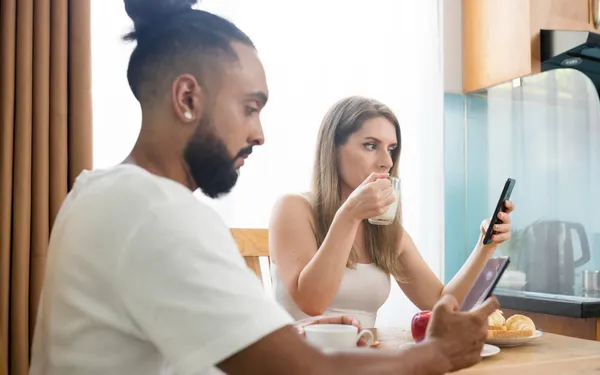 Scheefwippende man wordt ontmaskerd door zijn vriendin op de meest bizarre manier... na aankoop van nieuwe iPhone