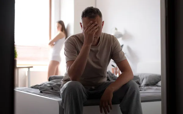 Dieter (47) heeft een vriendin die zich liever amuseert met haar 'speeltjes' dan met hem: "Ze zegt dat ze een goede reden heeft..."