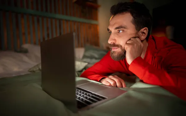 Denk je dat niemand weet dat je stiekem 'volwassen' filmpjes kijkt? Dit nieuwe virus stuurt het bewijs recht naar je vrouw!