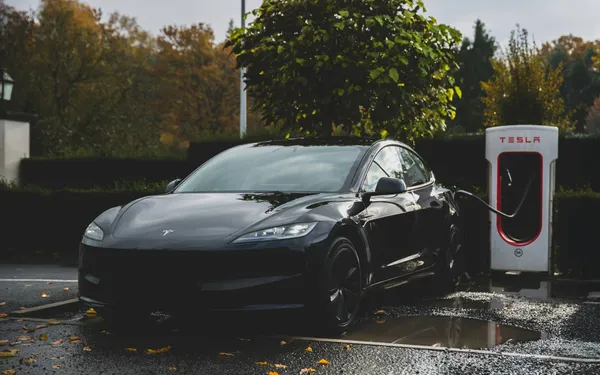 Tesla-rijder onthult schokkend kostenverschil tussen thuis opladen en Superchargen, en iedereen staat versteld