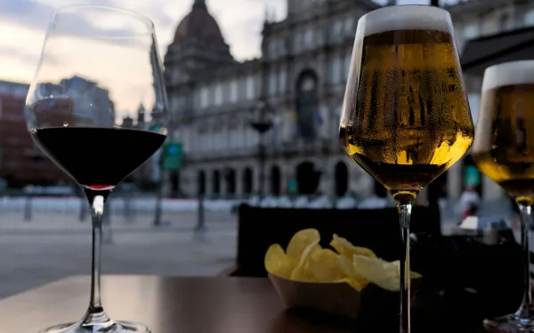 Wetenschappers breken met jarenlang advies: vanaf deze leeftijd is het juist goed om elke dag een pintje of wijntje te drinken