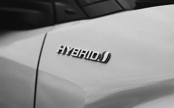 Na de ontploffing in Izegem: zijn hybride wagens een tikkende tijdbom én (veel) gevaarlijker dan volledig elektrische auto's?