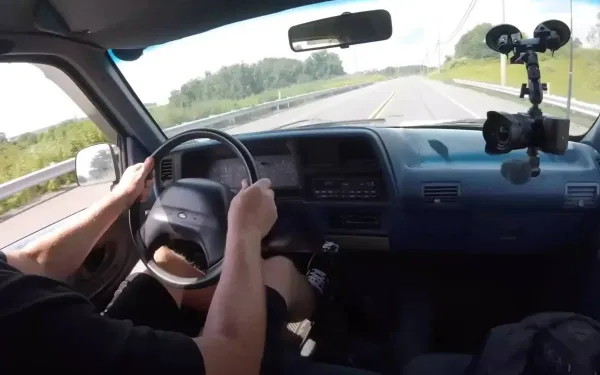 Tegen 100 km/u van vijfde naar eerste versnelling schakelen, wat doet dat met je auto? Deze man testte het uit...