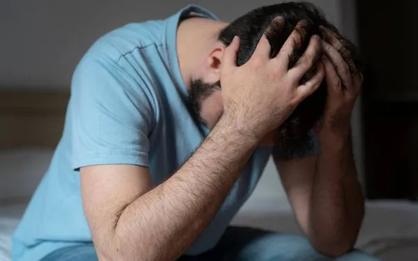 Joris (32) houdt van zijn vriendin, maar is doodsbang van haar dominant alter ego in bed: "Ze bindt me soms uren vast!"
