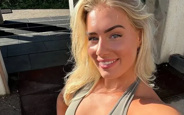 Alice uit 'Big Brother' showt haar nieuwste lingerie en fitnesspakjes en dat levert fascinerend beeldmateriaal op