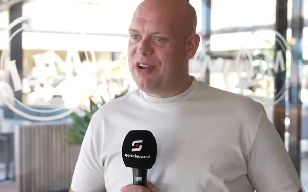 Shock in dartswereld: Michael van Gerwen neemt drastisch besluit nadat 'man met de hamer' langskomt