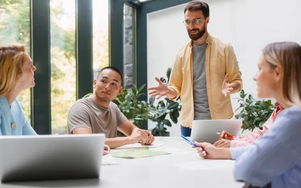 Expert onthult 4 lichaamstaaltrucs waarmee je instant respect krijgt op het werk en meetings domineert