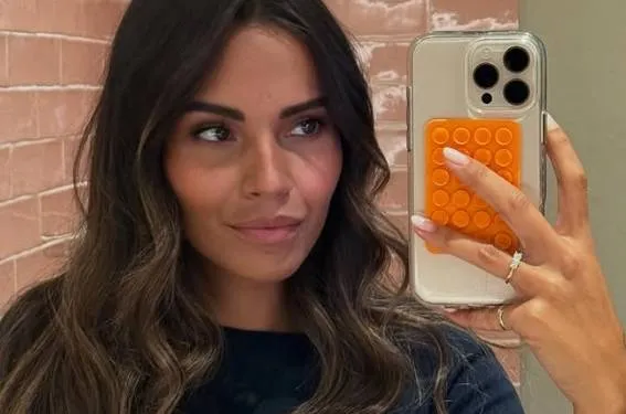 Kerel vliegt thuis bijna buiten nadat hij deze snikhete lingeriefoto's van Monica Geuze kijkt: "Verwijder je Instagram maar!"