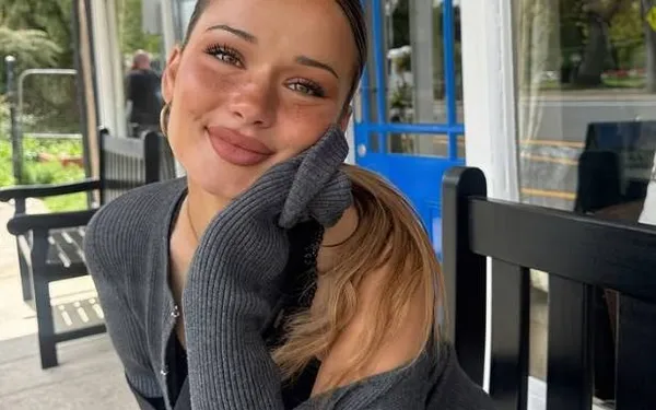 Isabelle is een rijzende ster op het wereldwijde web en daar zitten deze snikhete foto's wel voor iets tussen