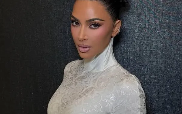 Kim K. heeft er weer zin in en etaleert haar 'meloentjes' zoals alleen zij dat kan (foto's)