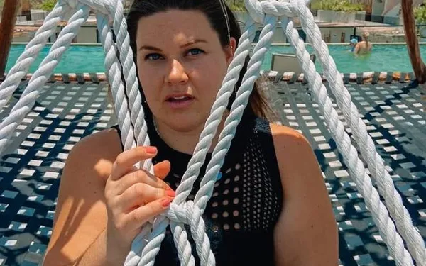 Catherin zit gezellig in bad terwijl wildvreemde mannen haar huishouden doen: "En soms krijg ik tot wel 70 orgasmes!"