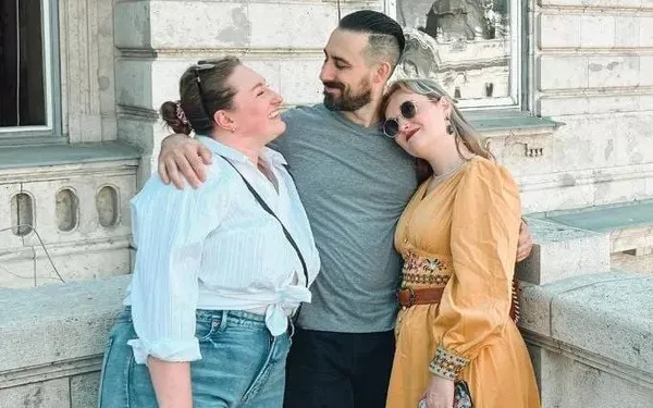 Cody, Janie en Maggie hebben al 8 jaar een relatie met hun drieën: "Er is maar één ding dat ons écht jaloers maakt..."