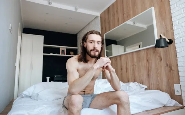 Steeds meer mannen doen aan 'jelqing' om hun 'pretstok' groter te maken. Maar wat is dat en waarom is het gevaarlijk?