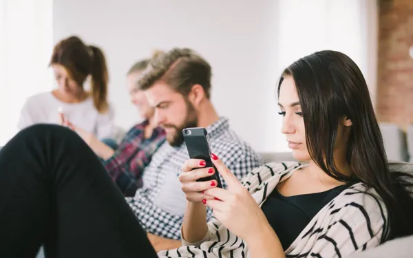 Expert legt uit hoe je 'phubbing' kunt aanpakken, iets waardoor steeds meer relaties op de klippen lopen