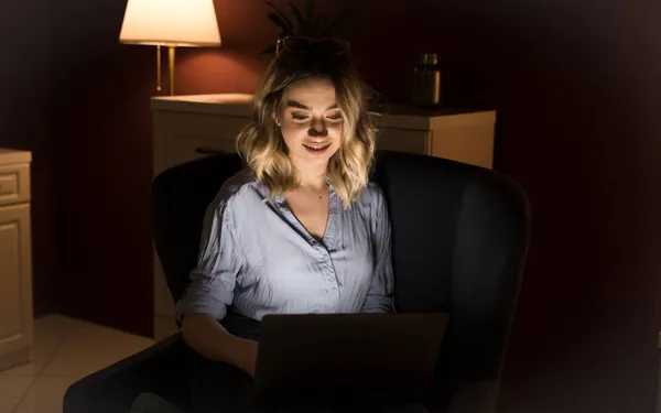 Vrouw spendeert 200 dollar per maand aan 'ChatGPT-minnaar'. Reactie van haar man gaat de wereld rond...