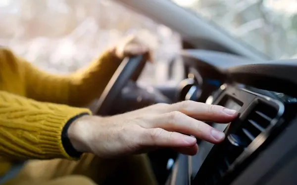 Nu de winter op komst is, waarschuwen experts: "Duw nooit op deze knop op het dashboard van je auto!"