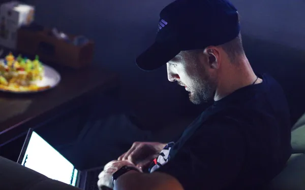 Jij denkt misschien dat het oké is, maar zo herken je wanneer 'volwassen content' kijken tóch problematisch wordt