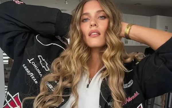 Poolstokspringster Alysha Newman, ook een ster op 18+ websites, poseert zonder bh en dat maakt wat los bij haar volgers