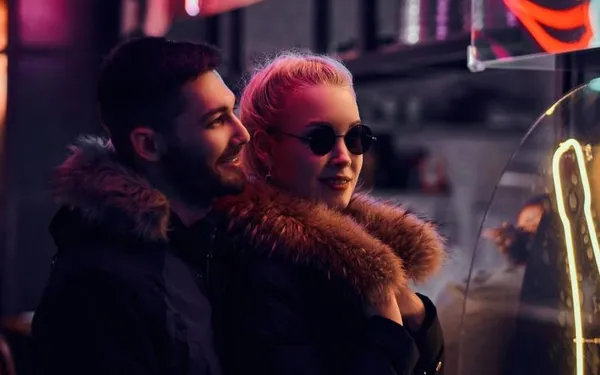 “Ik betaalde een escort om mijn vriendin te zijn voor één weekend... Wat er daarna gebeurde, schokte me!”