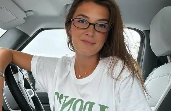 Jamie-Lee Six die in haar bikini in de sneeuw gaat liggen... 't is wat raar. Maar bon, het levert wel heerlijke beelden op!