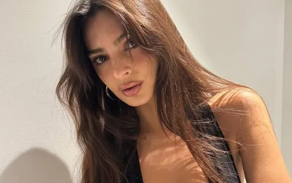 De bloedhete Emily Ratajkowski en een rode string, meer heb je niet nodig om te scoren op Instagram (foto's)