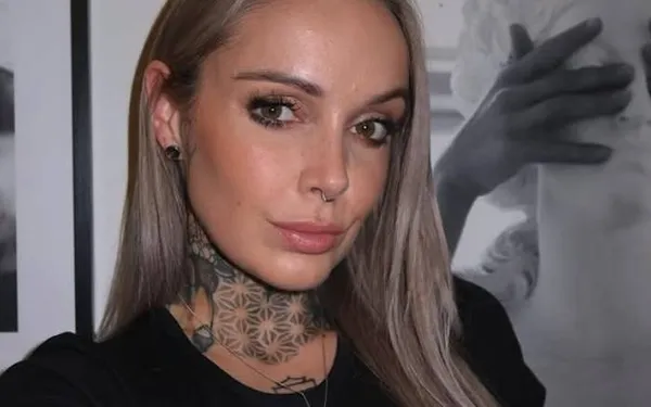 Pommeline Tillière poseert in zwarte lingerie en toont nog eens waarom half België stapelzot is van haar