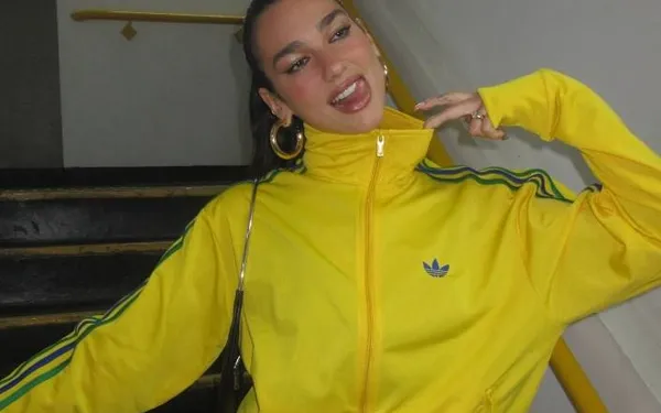 Kortgejurkte Dua Lipa die haar billetjes losschudt, is waarschijnlijk het heetste dat je deze week zal zien