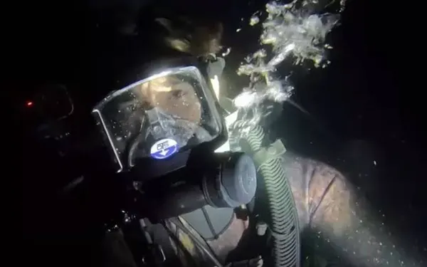 Duiker daalt af naar oceaanbodem in het holst van de nacht, en de beelden zijn angstaanjagend