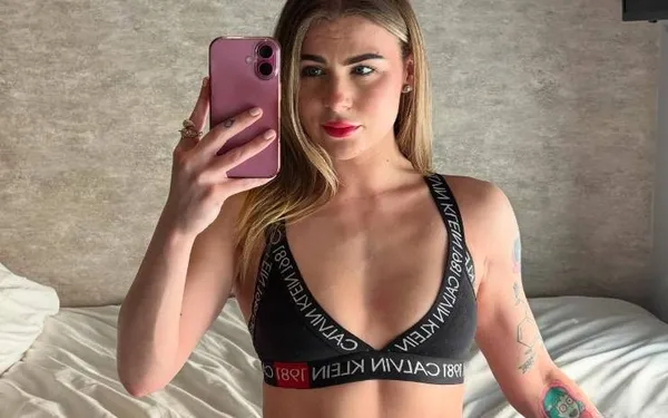 Tina snapt er niks van: "Mijn mama heeft liever dat ik met wildvreemden van bil ga, dan dat ik mijn nieuwe job uitoefen!"