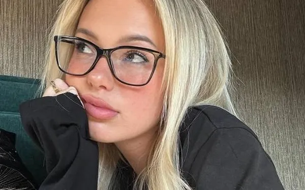 Blonde Hollandse bom Nina de Wal die zich toont in bikini... dan gaan alle mogelijke alarmbellen af! (foto's)