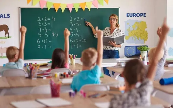 Dit is het loon van een Vlaamse leerkracht: "Ja, we hebben veel vakantie maar werken harder dan veel andere mensen"