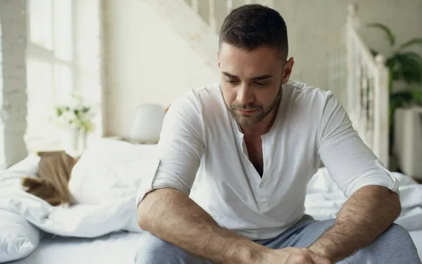 Raf (31) voelt zich vernederd door zijn vriendin: "Je gelooft nooit wat ze in de badkamer doet nadat we van bil zijn gegaan..."