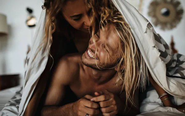 Experts beweren dat dit de 9 concrete signalen zijn dat je eigenlijk een baas bent in bed