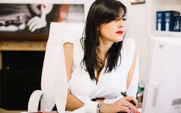 Joke (36): "Plots deed mijn knappe manager mijn slipje uit en tilde me op zijn bureau..."