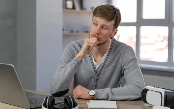 "Ik zou graag mijn sexy collega alle hoeken van de kamer laten zien... Maar er is één probleem en mijn maten lachen me ermee uit!"
