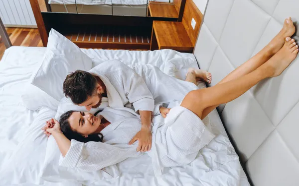 Nieuw onderzoek onthult: zó lang houdt de gemiddelde man het vol in bed (per leeftijd)