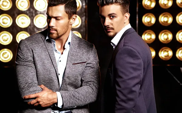 Push-ups, doedelzakken en rollenspellen: twee gigolo's klappen uit de biecht over hun 'pikante avonturen'