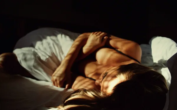 Vrouw doet haar vriend een sessie bedpret met zijn drieën cadeau, maar dan...: "De sfeer sloeg plots helemaal om!"