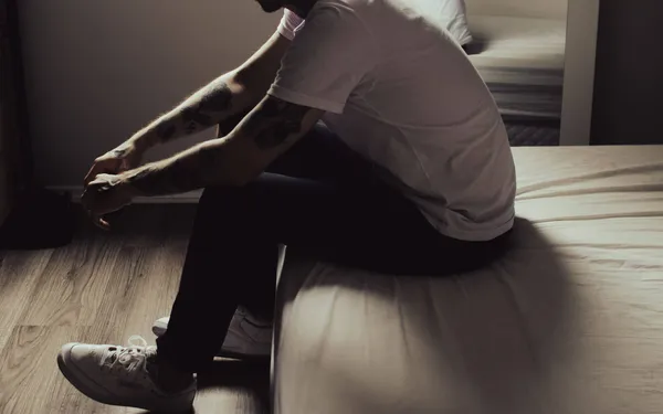 Bart (38) was op zakenreis toen een vrouwelijke collega op de deur van z'n hotelkamer klopte: "En toen maakte ze mijn broeksriem los..."